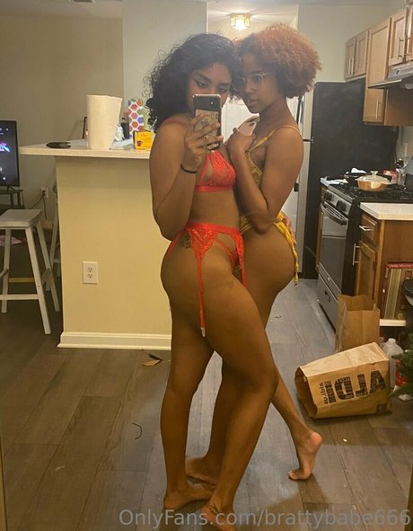 brattybabe666 naked model image