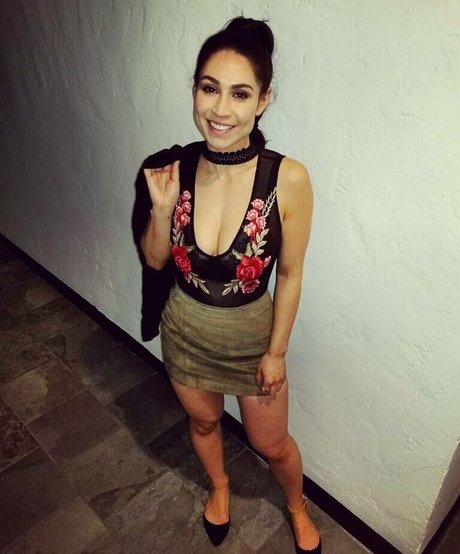 Cassie Steele exclusive star image