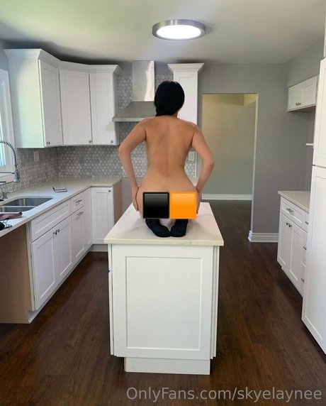 Skyelaynee sex model photo