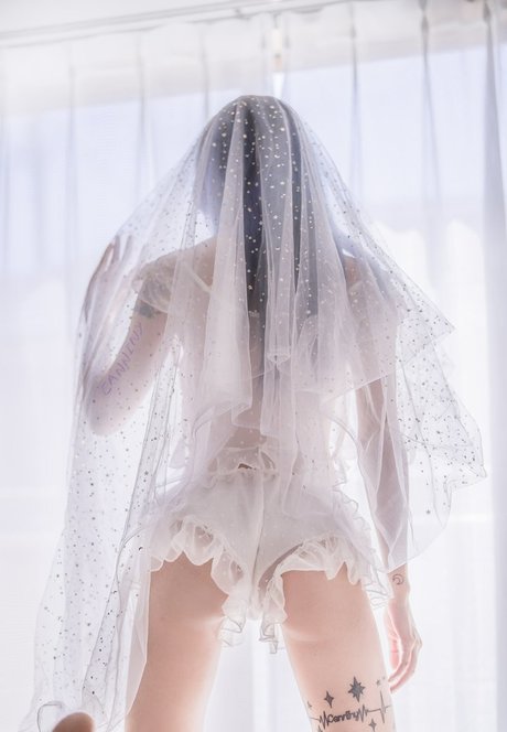 Canniny nude model photos