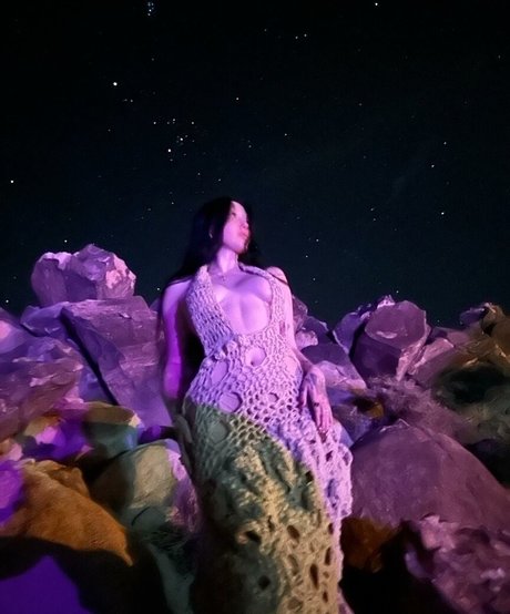 Noah Cyrus beautiful model img