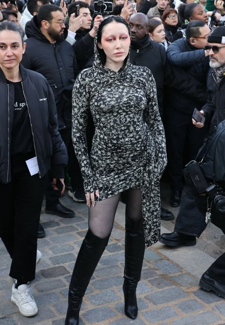 Noah Cyrus pretty pornstar photos