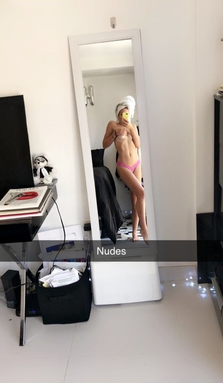 Noah Cyrus model high quality pics