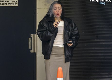 Noah Cyrus model erotic pic