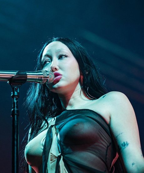 Noah Cyrus pornstar top pic