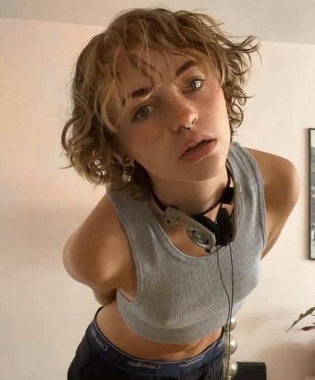 Hadley Nelson model high quality images