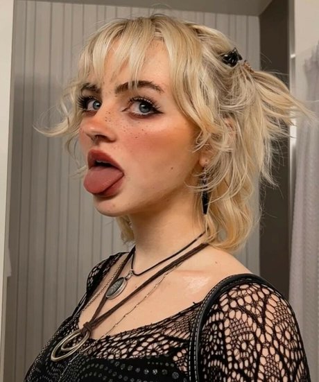 Hadley Nelson art model gallery