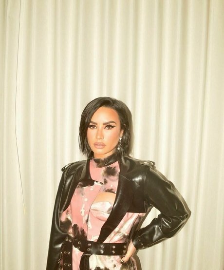 Demi Lovato pornographic model images