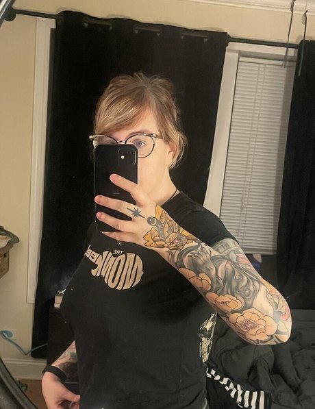 PushingUpRoses model sex archive