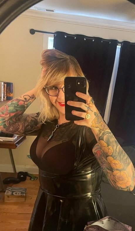 PushingUpRoses star erotic pics