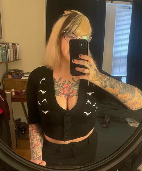 PushingUpRoses star erotic photo