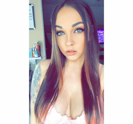 Victoria Rhyne adult model image