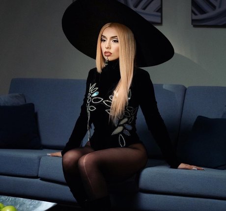 Ava Max model hd pics