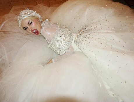 Ava Max star hot image