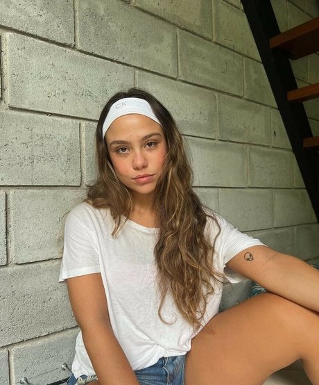 Bruna Carvalho adult model img