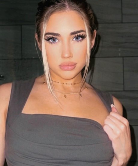 Hailsbee xxx pornstar photos