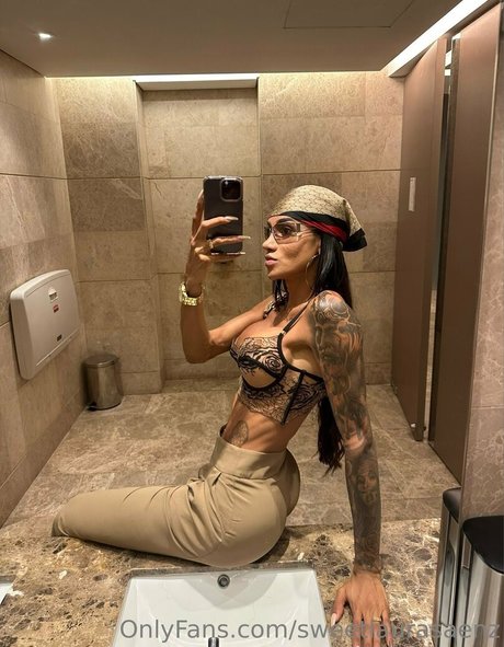 sweetlaurasaenz model erotic photos