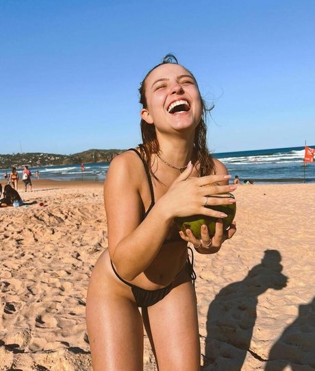 Larissa Manoela perfect pornstar photos