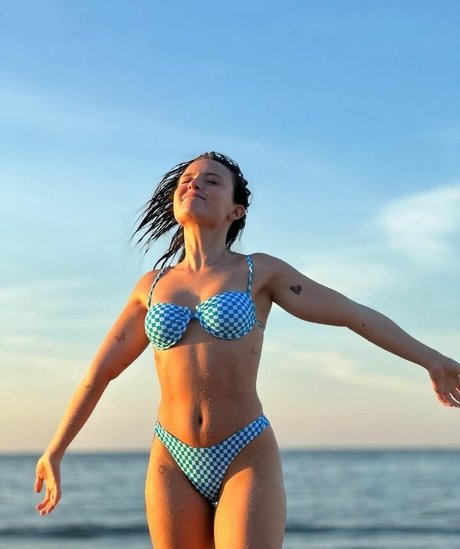 Larissa Manoela model sexy galleries