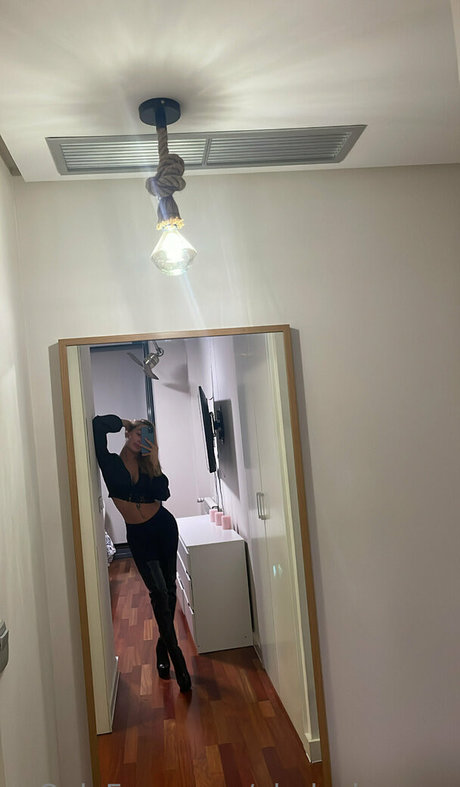 Aladesiempre model erotic picture