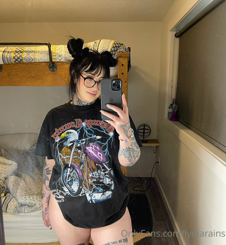 Lydiarains nudes model photo