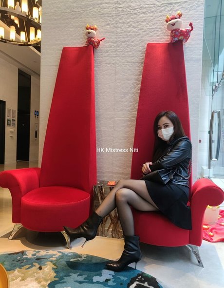HK Mistress Niti star nude pic