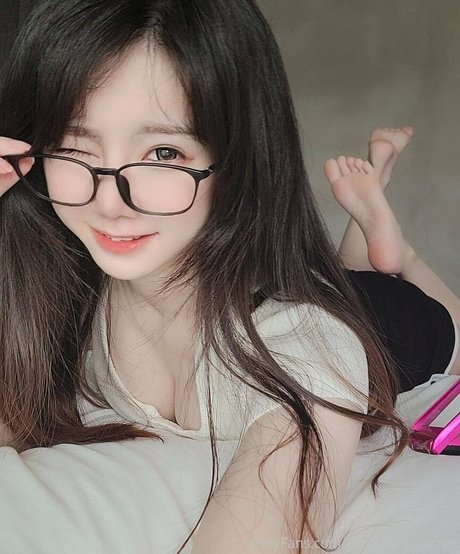 iamdorasnowfree nude model photos