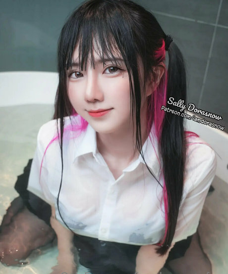 iamdorasnowfree model beautiful pic