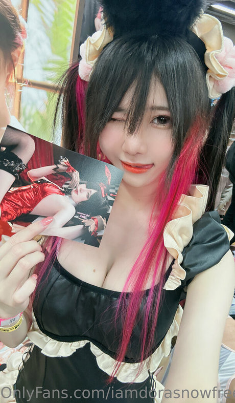 iamdorasnowfree naked model image