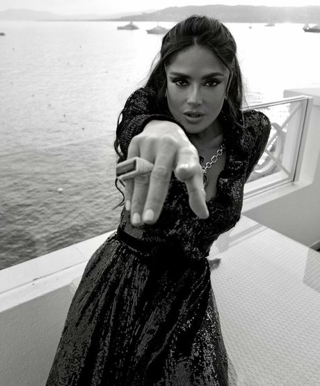 Salma Hayek hd model gallery
