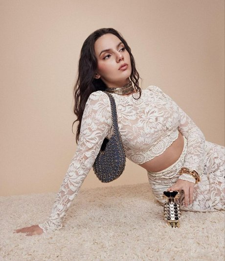 Dafne Keen model sexy image