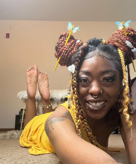 Carameltoesz adult star img