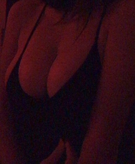 tinytvoya model top photos