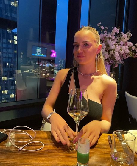 Gabriella Davies nude star pic