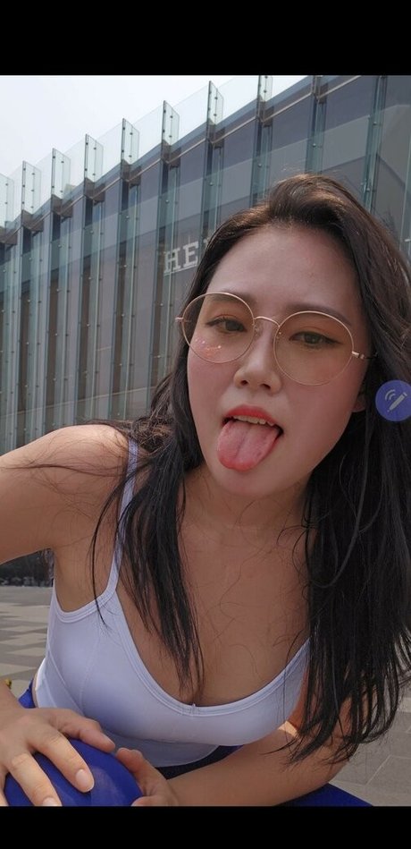 Yuggie TV naked pornstar image