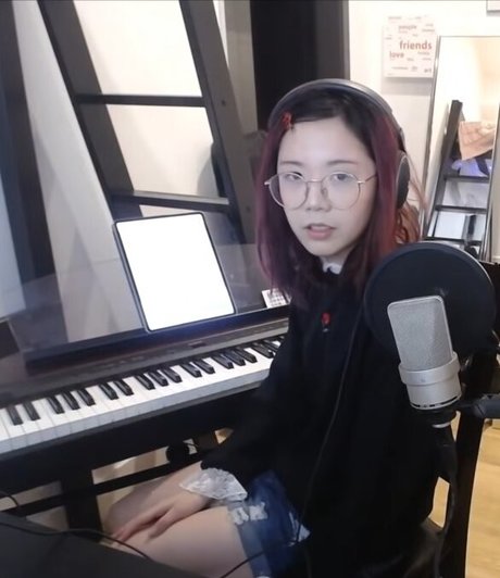 LilyPichu model exclusive photo