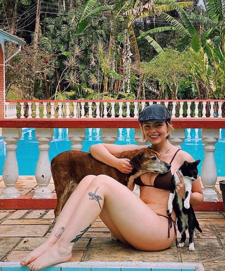 Triz Pariz sexy actress galleries