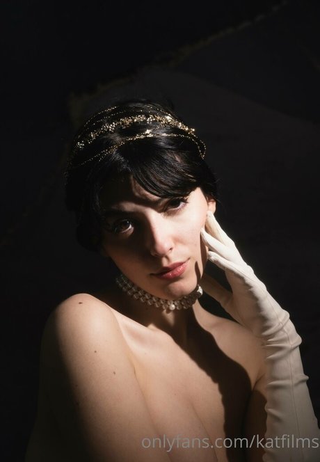 Kat Cabaret nude model picture