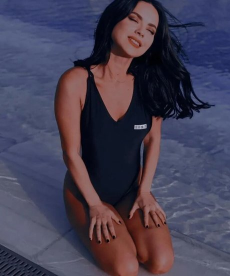 Apostoleanu star hot pictures