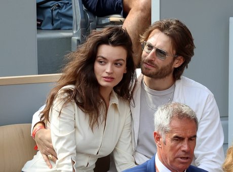 Emma Mackey sexy star image