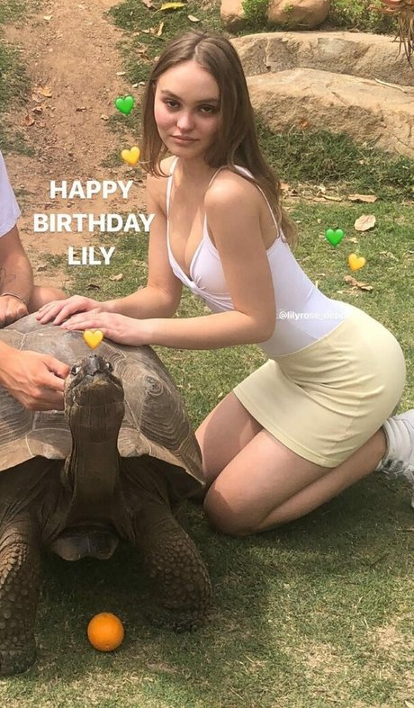 Lily Rose Depp perfect star img