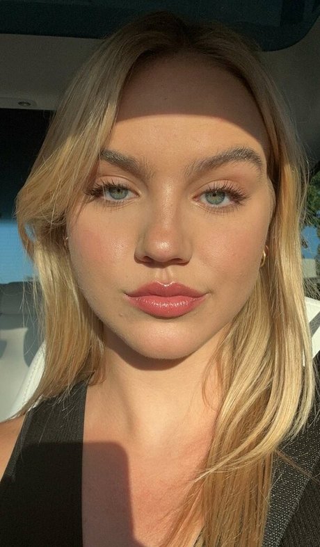 Emma Brooks hd pornstar pic