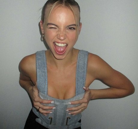 Emma Brooks model art img