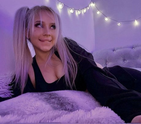 Decadex model nude pic