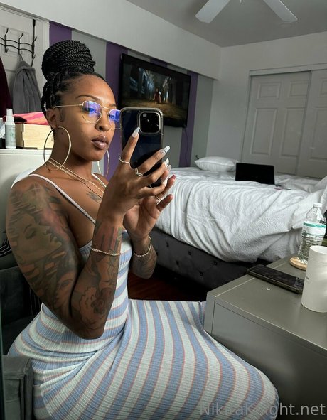 iamnikitaknight porn model picture