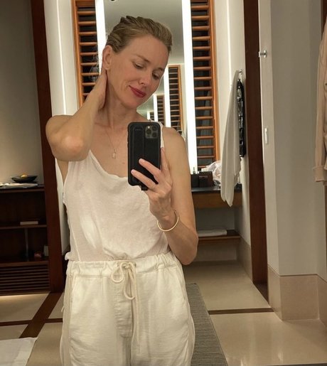 Naomi Watts nudes actress galleries