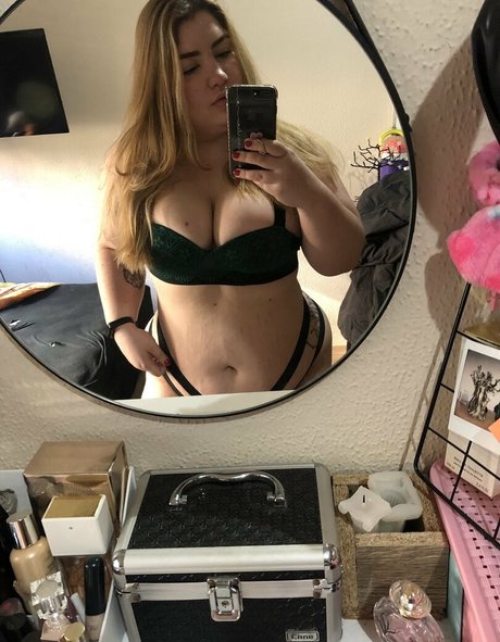 godsavethequeenb____ exclusive model img