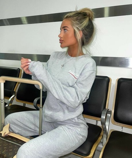 Mia Woodhall art model gallery