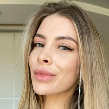 adelina white model pretty picture