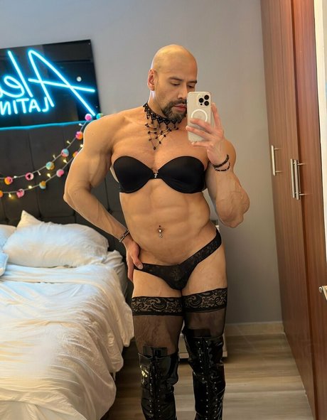 aleolatinoxxx naked pornstar img